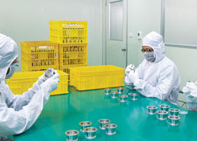 Sala blanca con certificación ISO clase 10.000 para componentes de vacío higiénicos