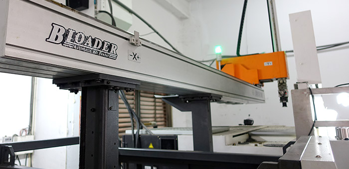 Dengan lengan robot otomatis, biaya produksi diturunkan dan kualitas dapat dikontrol.